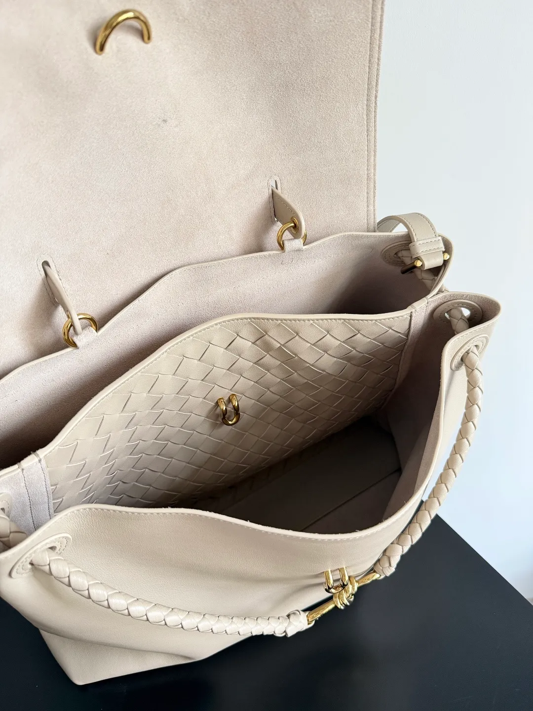 Batch 3160 BottegaVeneta Latest Ciao Ciao Bag Silky cowhide two-way flap handbag with signature twist detail, hidden hook closure, flap can be fastened to the front or attached to the INTRECCIATO woven internal pocket, comes with an adjustable and removable crossbody strap, internal compartment, and also features a zippered pocket. The surprise flap has various shapes. Style 1 - Cover the bag surface, exposing the knot and knot decoration. Style 2 - Place the flap inside the bag. A buckle is also designed. Style 3 - The U-shaped position of the top handle in the hand bag. Style No.: 826195 Size: 42*32*15cm